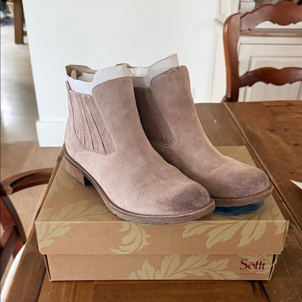Sofft Women's Lilac Suede Ankle Booties